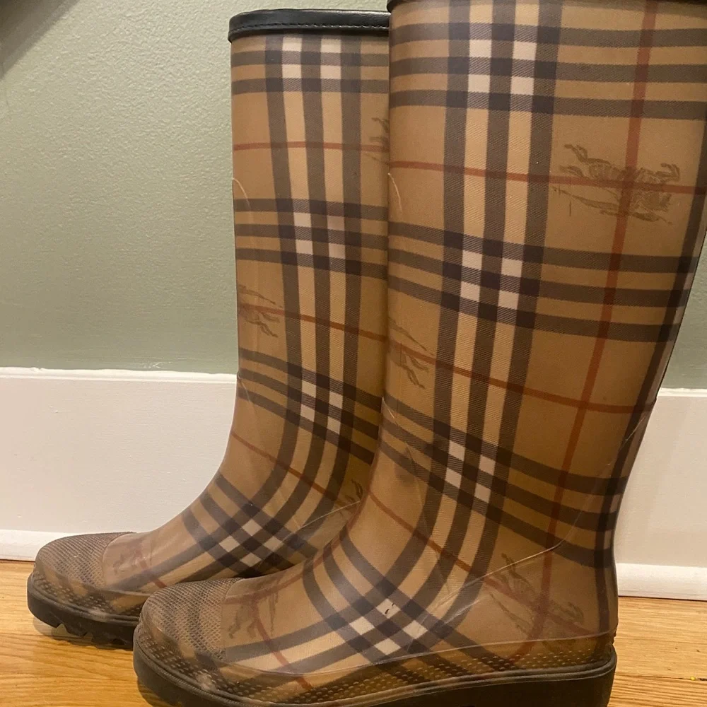 Women’s Burberry rain boots. - Picture 1 of 3